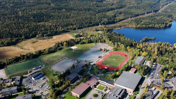 Oversiktsbilde av hele campus hvor man også ser gressletten