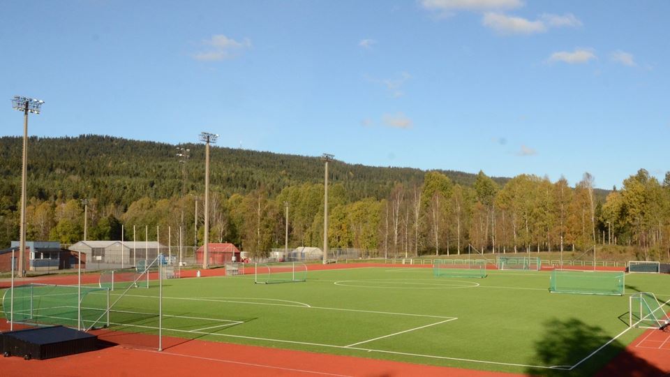 Kunstgressbane med friidrettsbane rundt