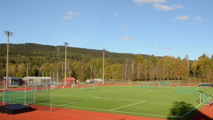 Kunstgressbane med friidrettsbane rundt