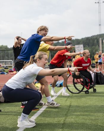 Nye studenter pekker ut på banen under en lek.