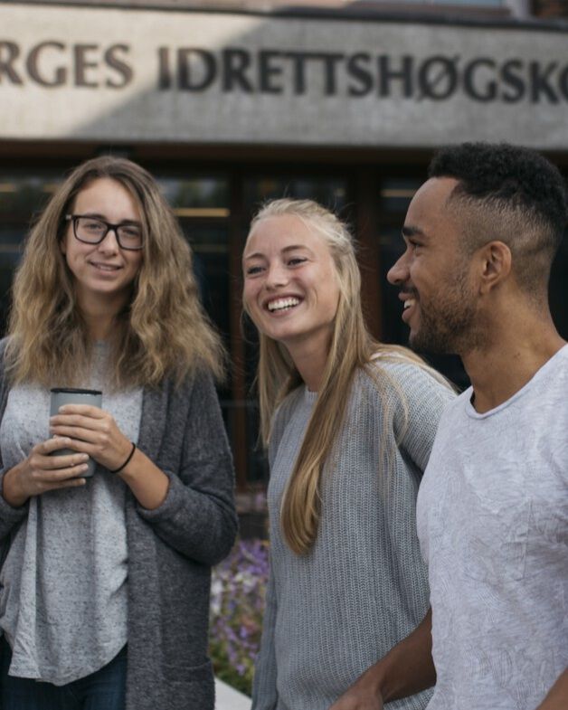 Bildet kan inneholde: skulder, bildesign, stående, komfort, gass.