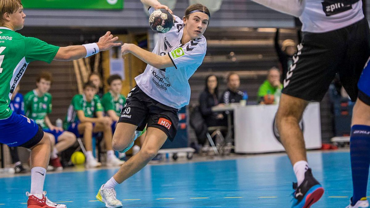 Bildet kan inneholde: lagsport, shorts, sportsarena, spiller, konkurransearrangement.