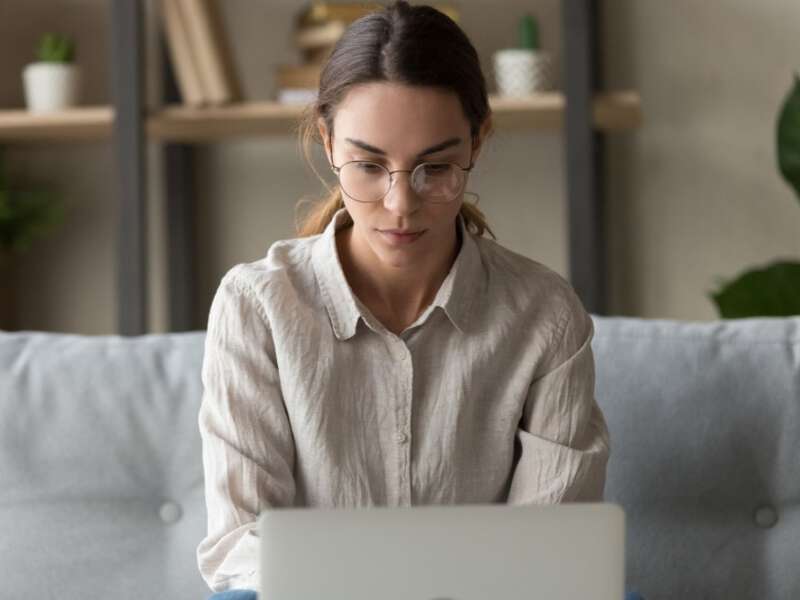 Student skriver på en PC 