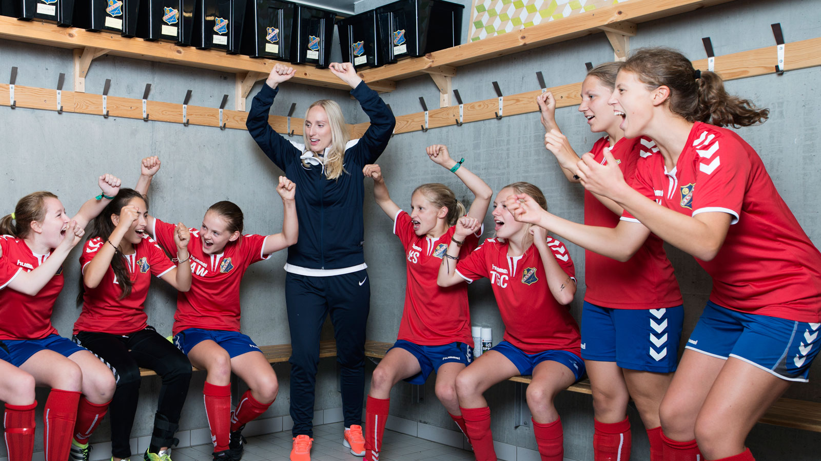 Bildet kan inneholde: klær, shorts, sportsuniform, blå, smil.