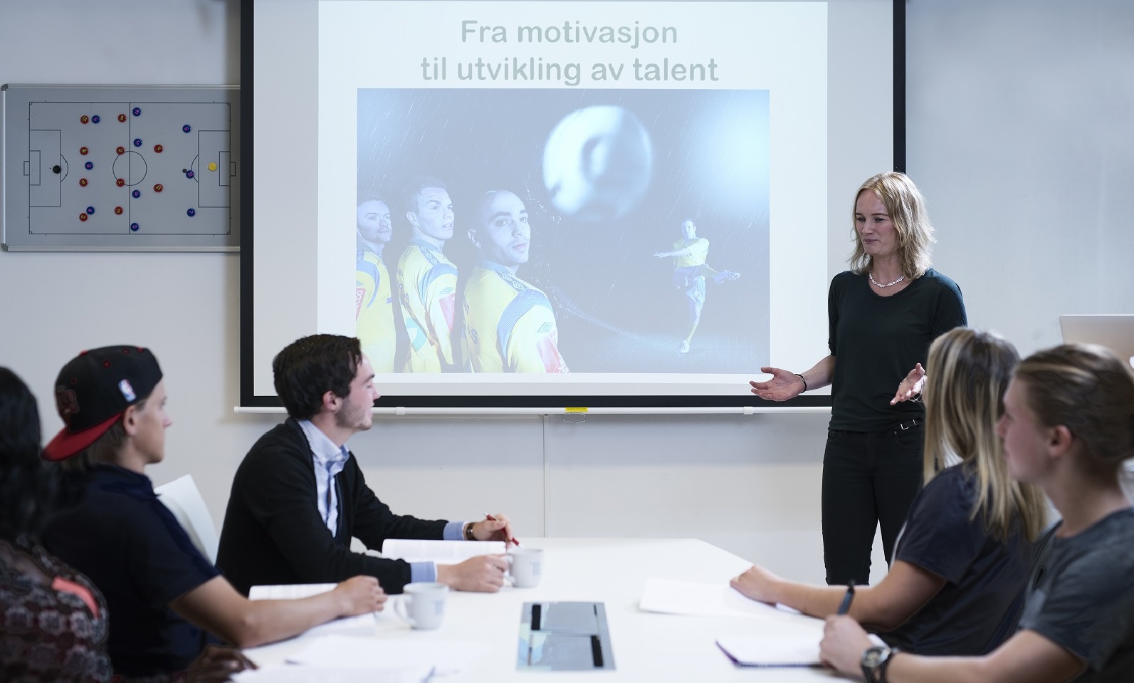 Bildet kan inneholde: bord, hånd, frakk, organisme, tilpasning.