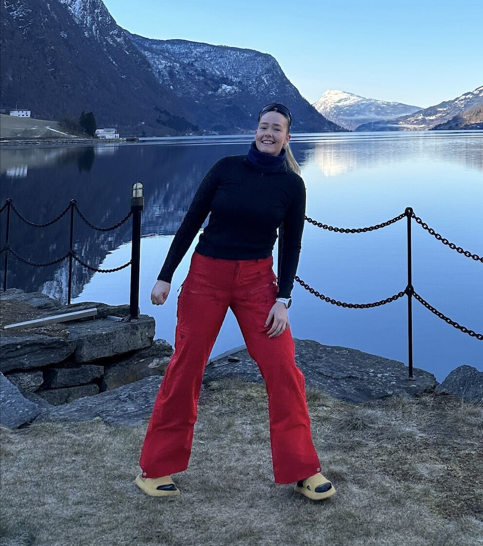 Bildet kan inneholde: fjellrike landformer, fjell, smil, fjellkjede, lykke.