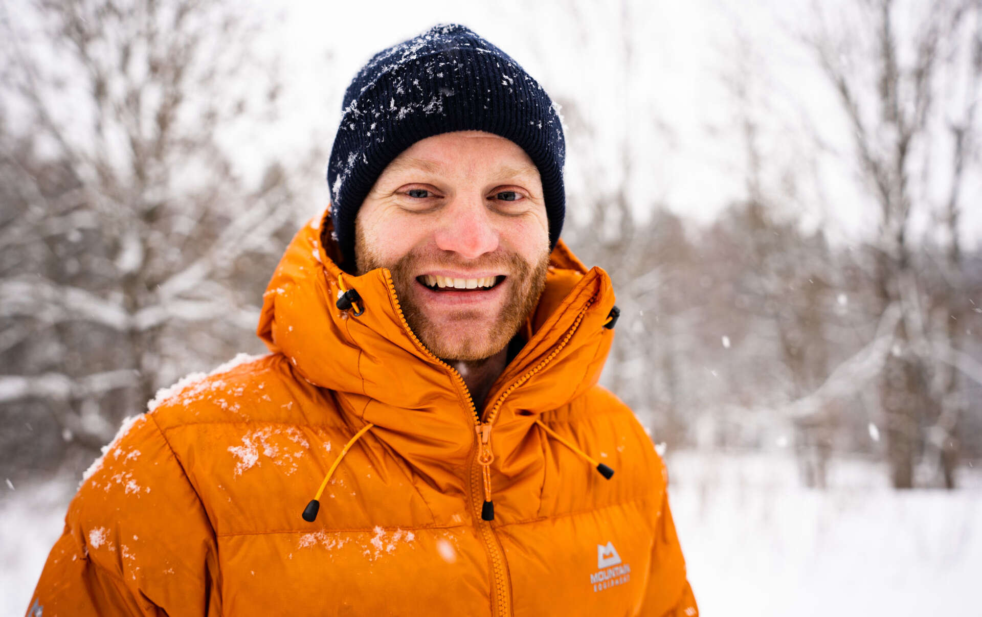 Bildet kan inneholde: vinter, hette.