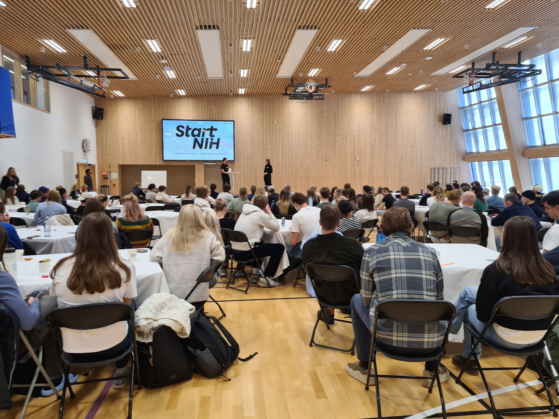Bilde som viser en fullsatt sal under Innovasjonsdagen 2024.