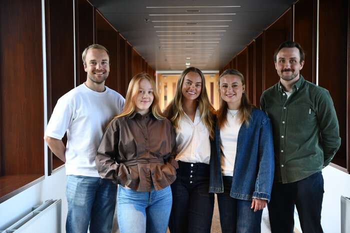 En studentgruppe med to gutter og tre jenter 