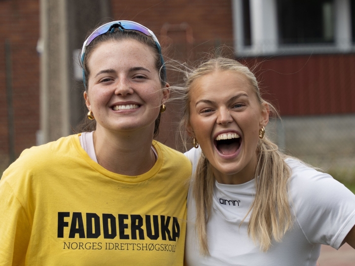 To studenter smiler bredt under Fadderuka. 