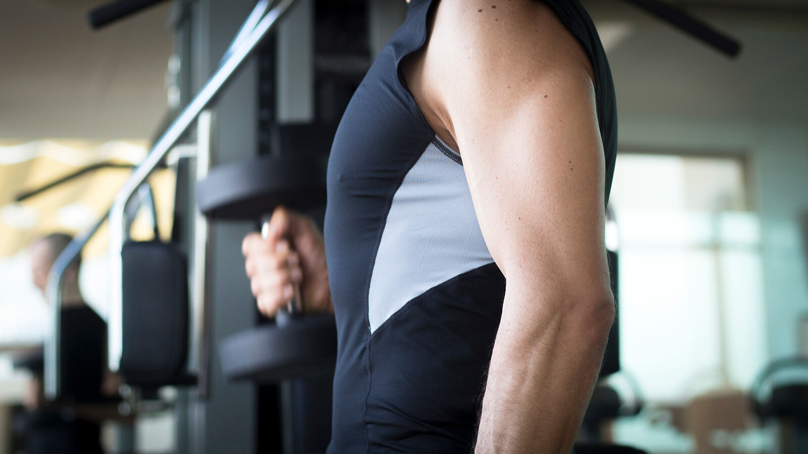 Mann utgjør biceps curl