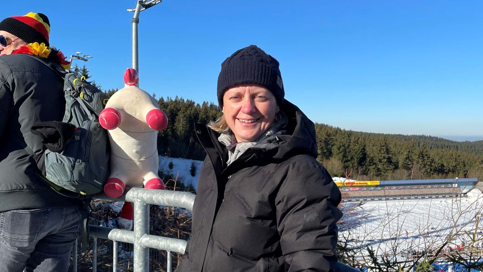 Professor Chris Horbel står i sola på VM-stadion i Oberhof. 