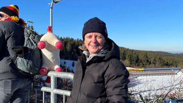 Professor Chris Horbel står i sola på VM-stadion i Oberhof. 