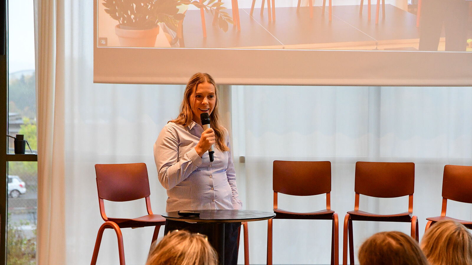Kvinne held foredrag
