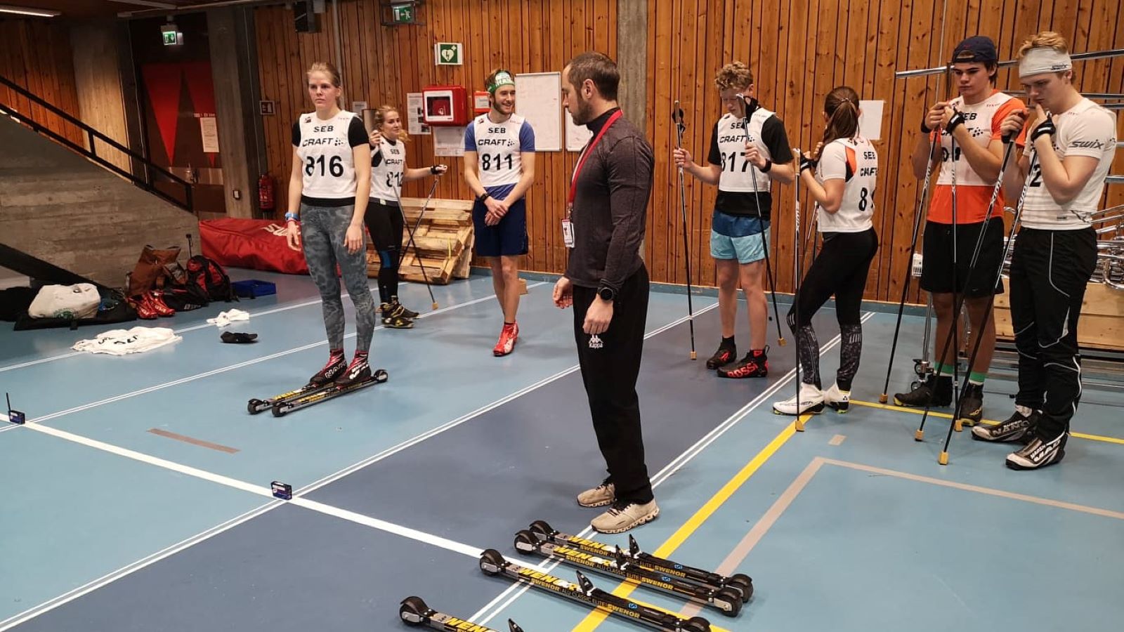 Gruppe skiløpere klar til testing