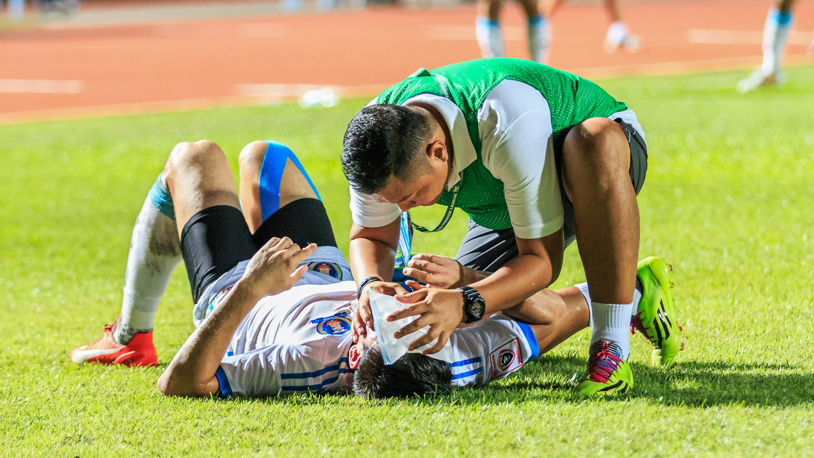 Fotballspiller får førstehjelp