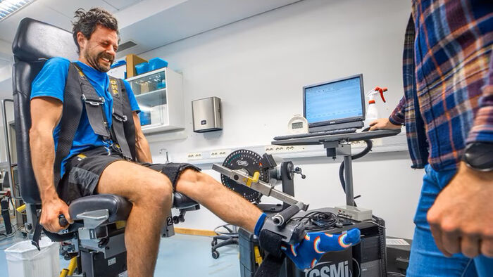 Forsøksperson tester lårstyrke i apparat
