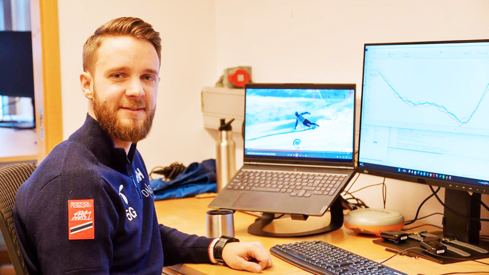 Mann foran pc og analyse av alpint
