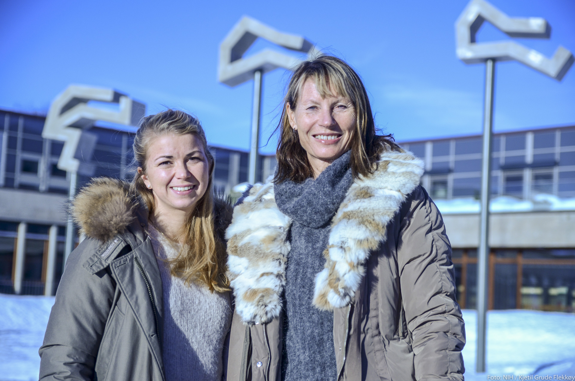 Kari og Sandra utanfor vinterleg NIH