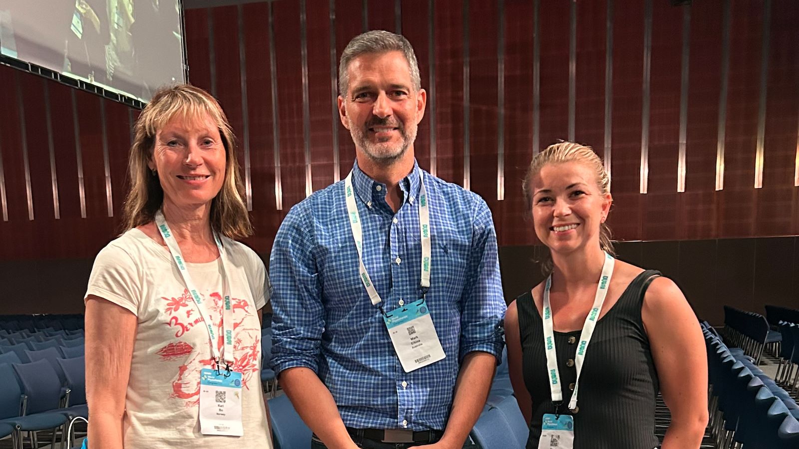 re personar står saman på kongress.