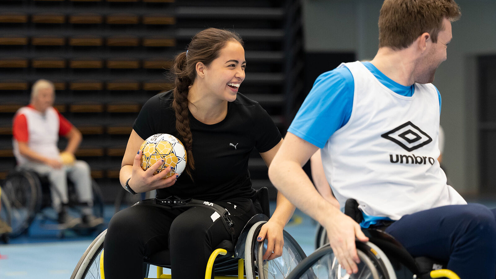 Bildet kan inneholde: smil, rullestol, rullestolsport, handikapidrett, sportsuniform.