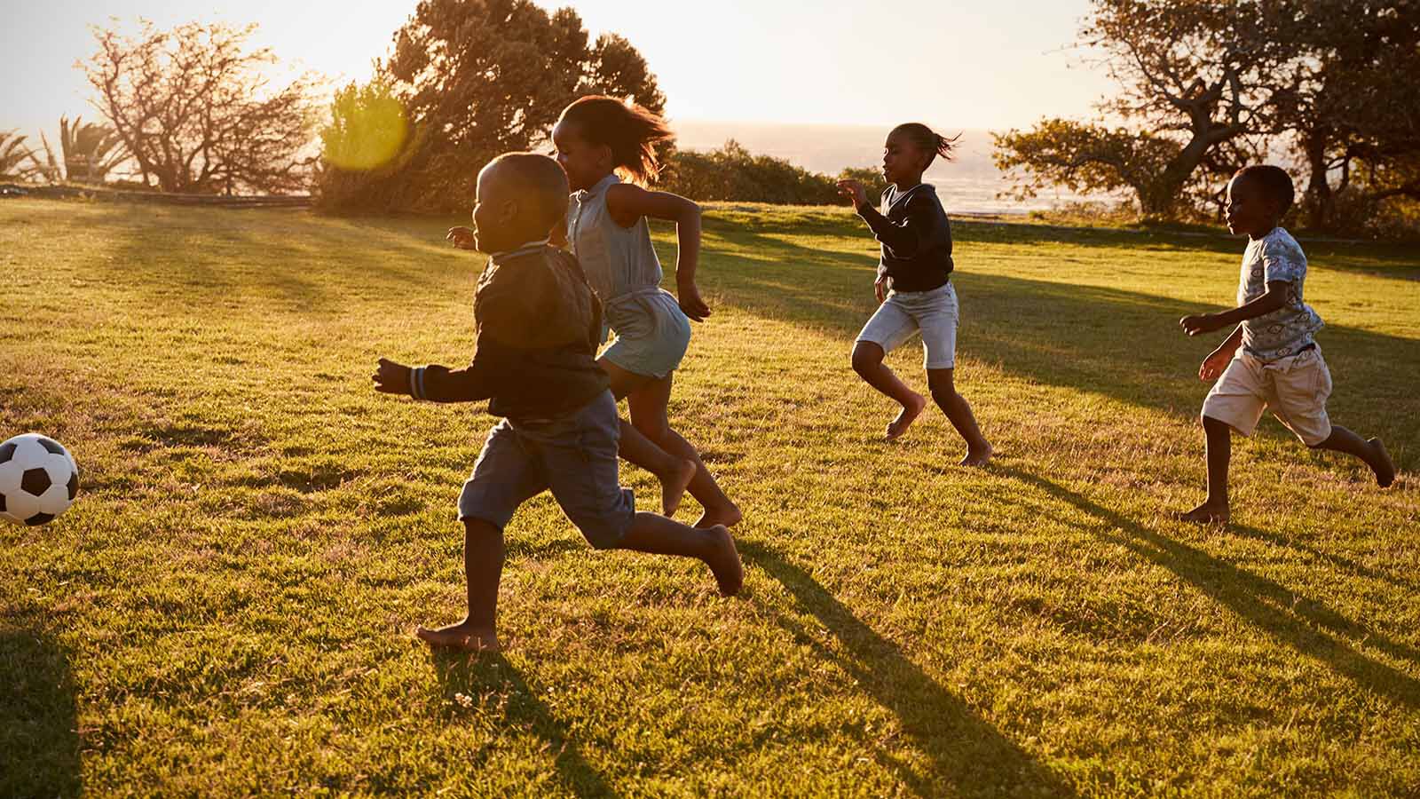 barn spiller fotball i Afrika