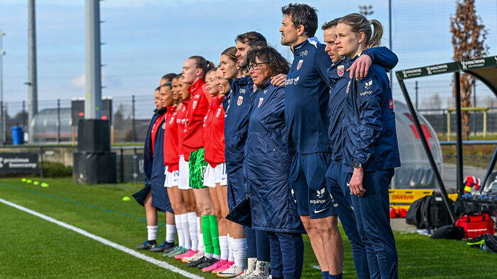 Støtteapparat på sidelinja av ein fotballbane.