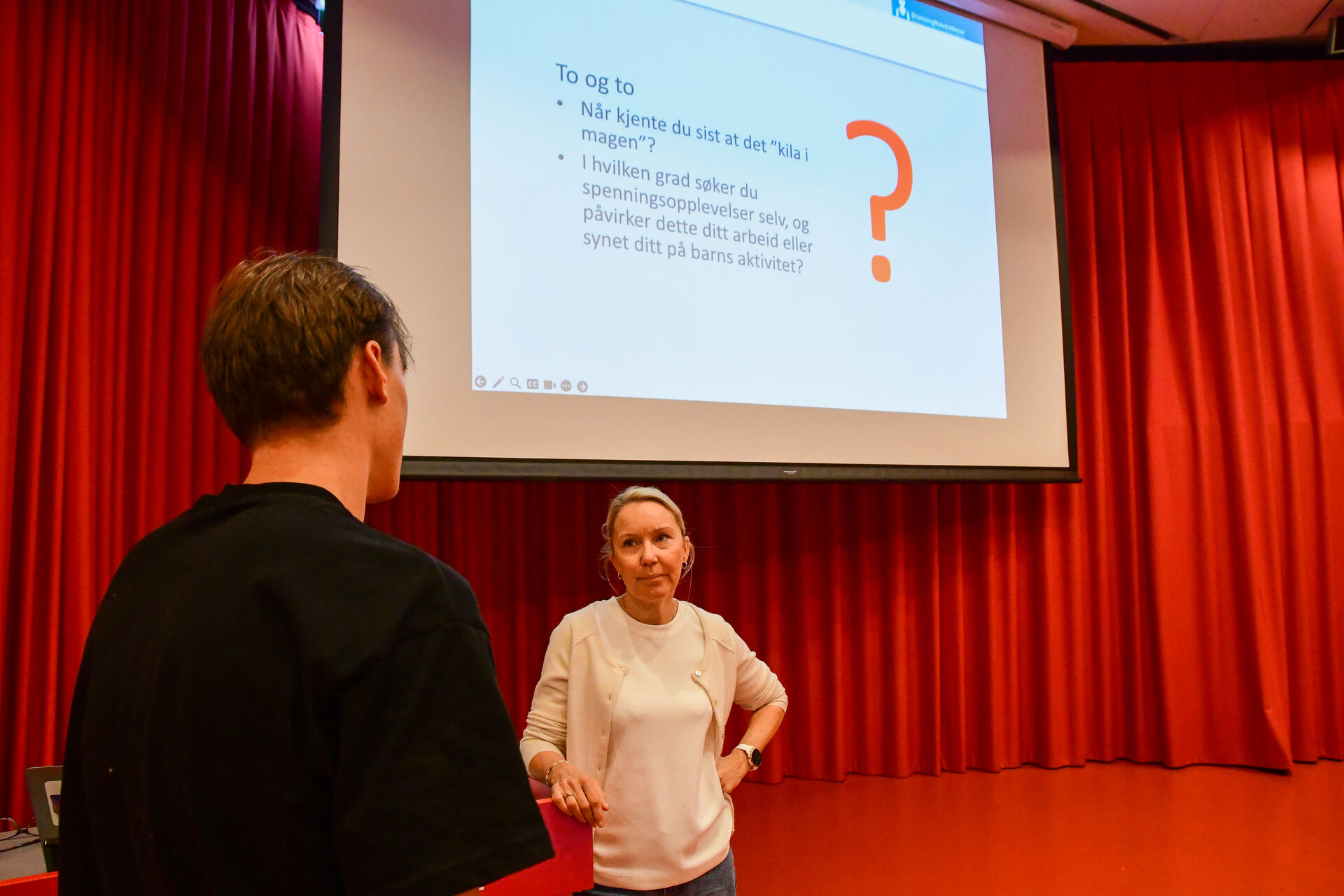 Ellen Beate snakkar med student