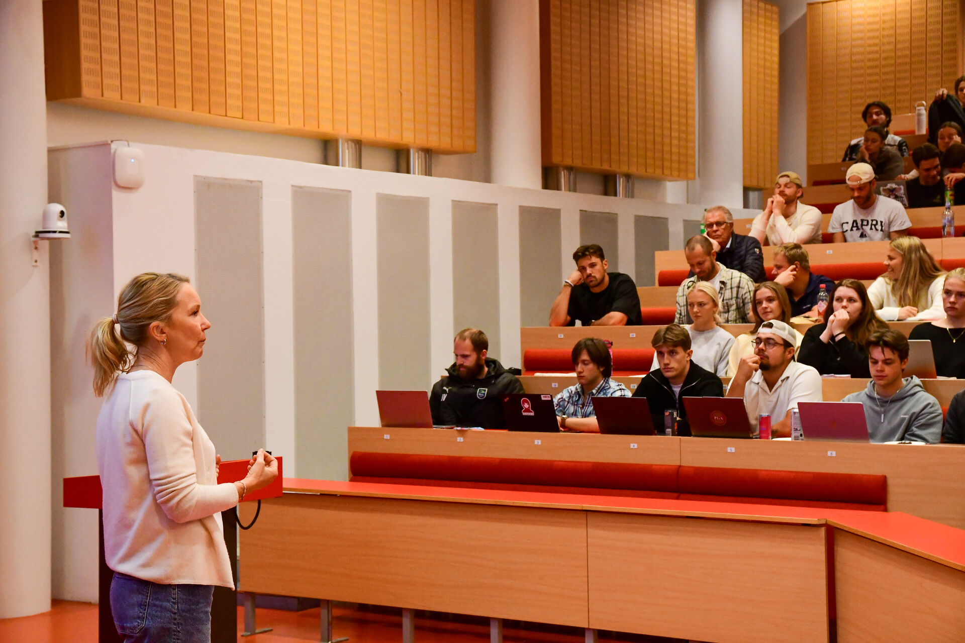 Foreleser framfor studentar i auditorium