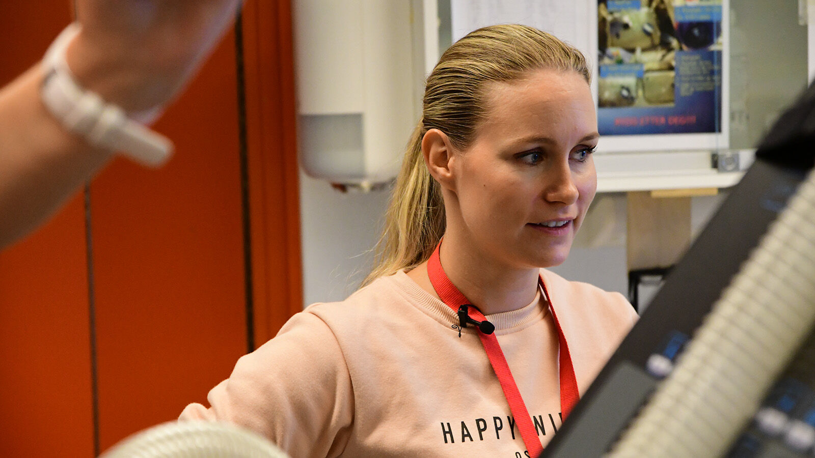 forskar emilie ser på mølla under testing