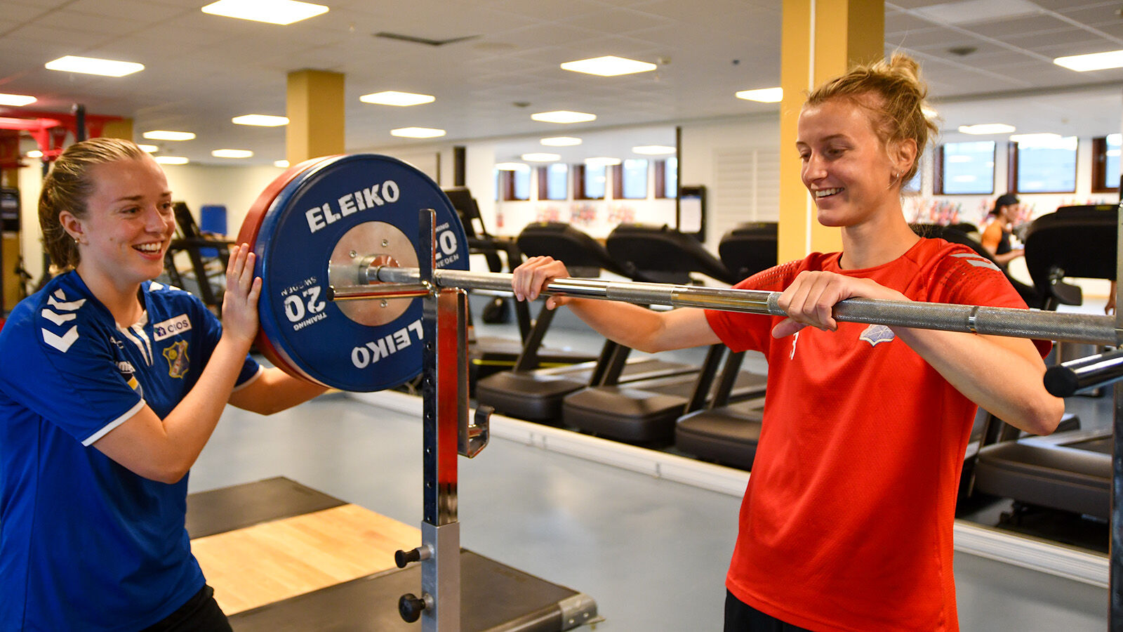 Jenter skal trene benkpress