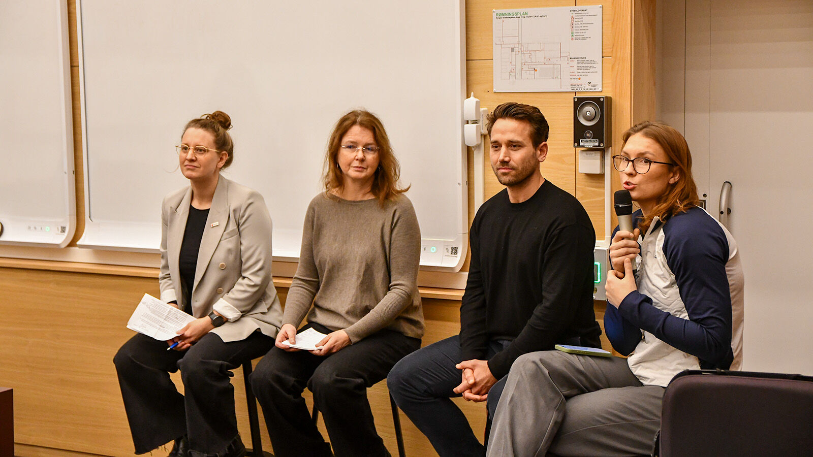 Et panel som diskuterer rapporten