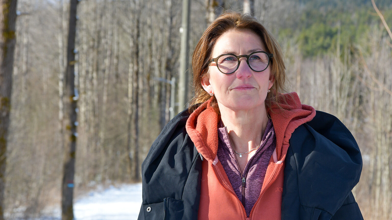 Monica på tur i skogen