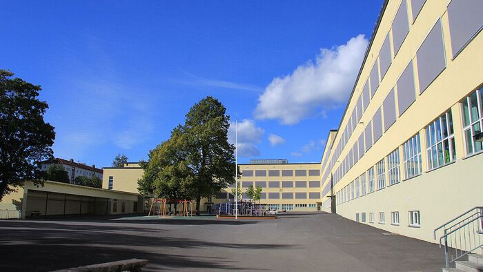 Skulegard med asfalt