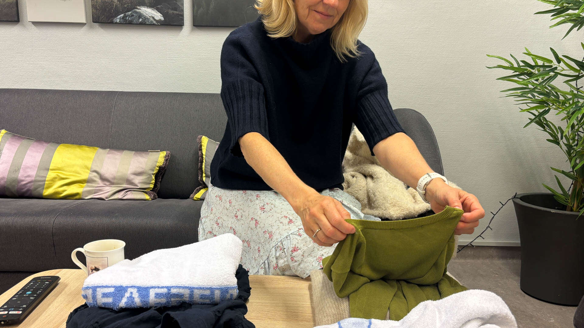 Bildet kan inneholde: komfort, blond, bag.