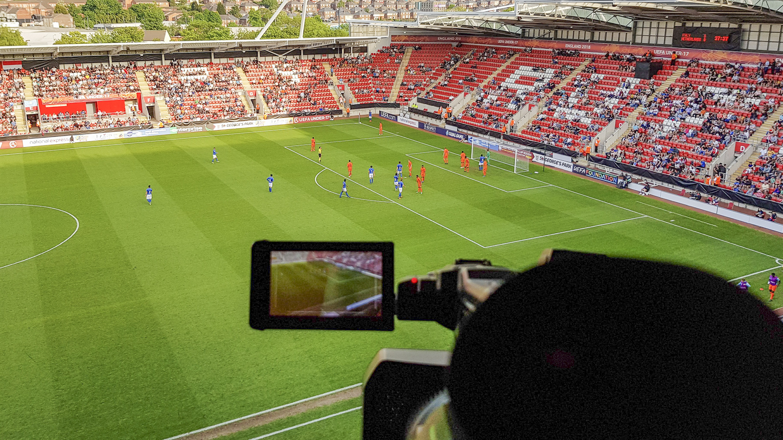 Videokamera filmer fotballbane med spillere
