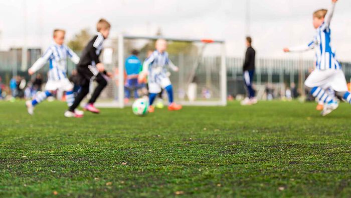 Bildet kan inneholde: sportsutstyr, fotball, fotball, ball, spiller.