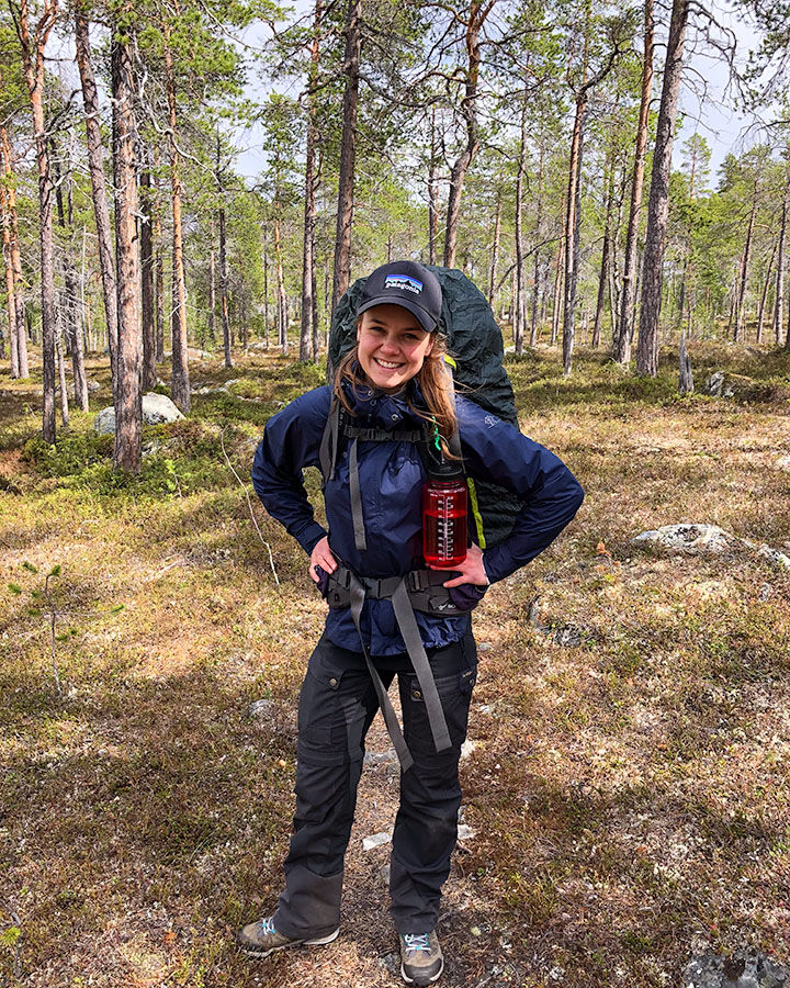 Bildet kan inneholde: plante, bagasje og vesker, tre, smil, mennesker i naturen.