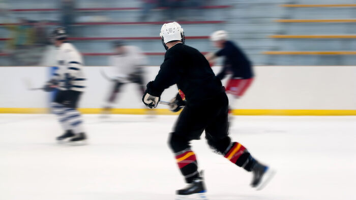 Fleire spelarar ute på ishockeyisen. 