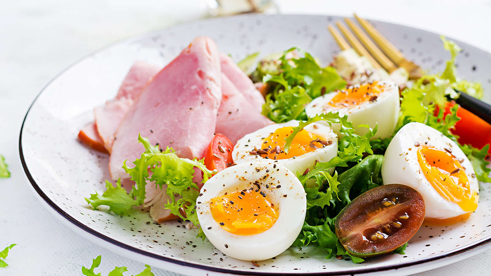 Tallerken med skinke, egg, salat