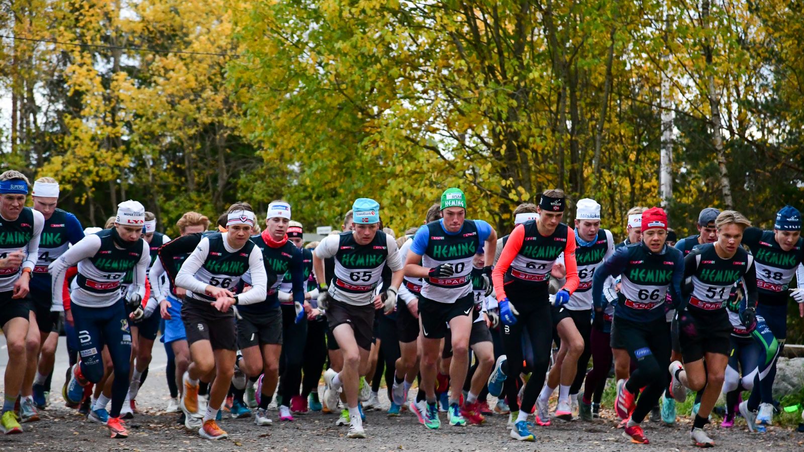 Mange løpere på startstreken med startnummer