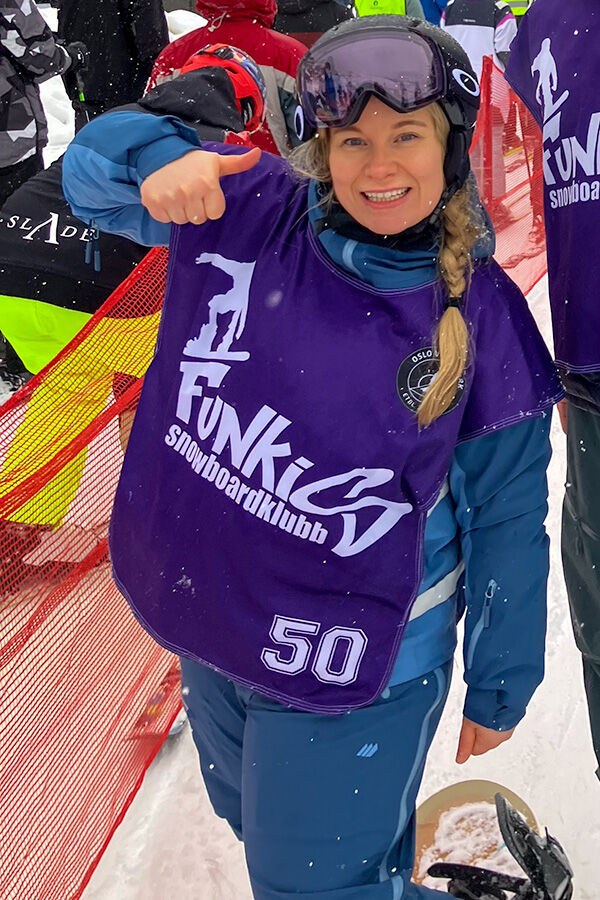 Kristine med tommel opp på snowboard