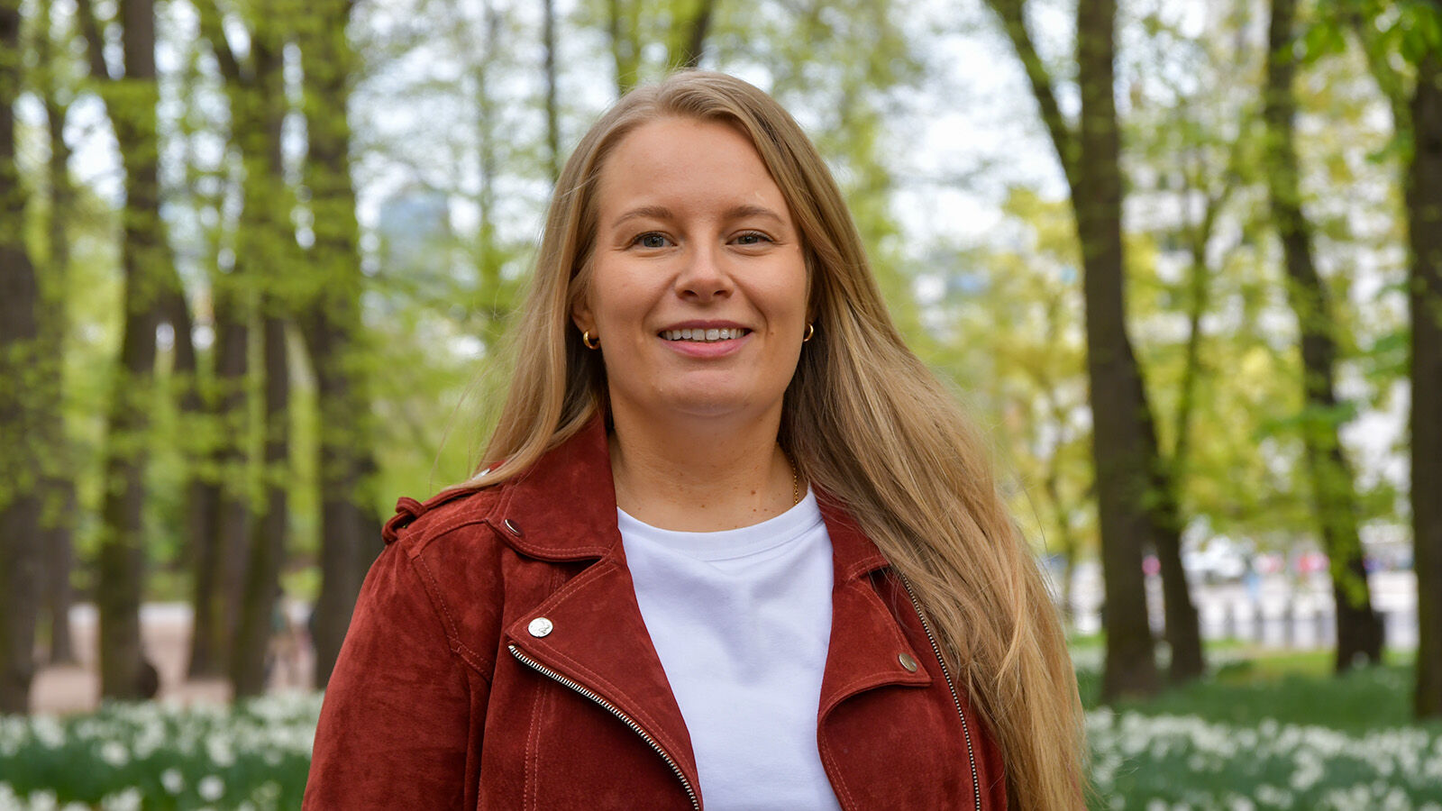 Kvinne smiler i park