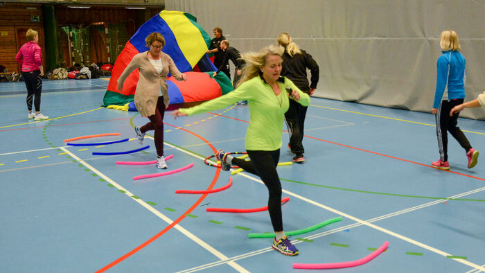 Course for PE teachers – woman running over markers on the gym room floor