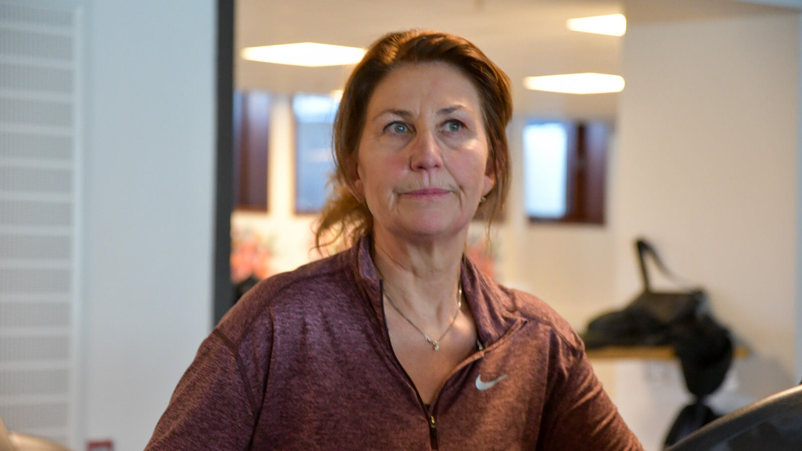 Sliten dame på treningssenter