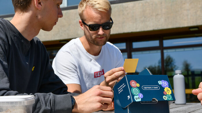 Bildet kan inneholde: logo, eske, plast.