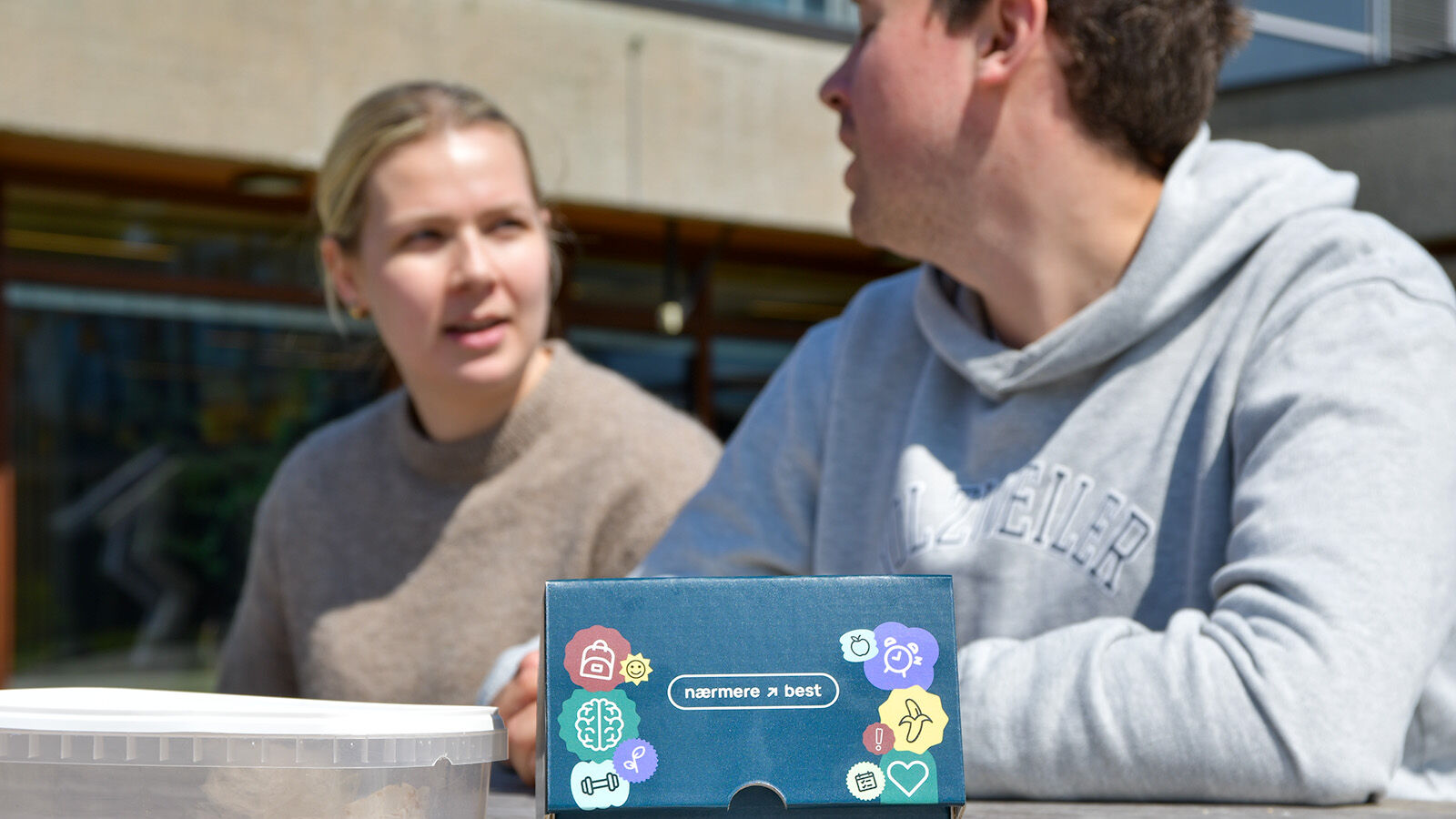 Studentar prøvar spørsmålskorta utanfor NIH