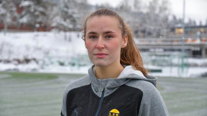 Tonje Erikstein i snøvêr på fotballbanen på Norges idrettshøgskole.