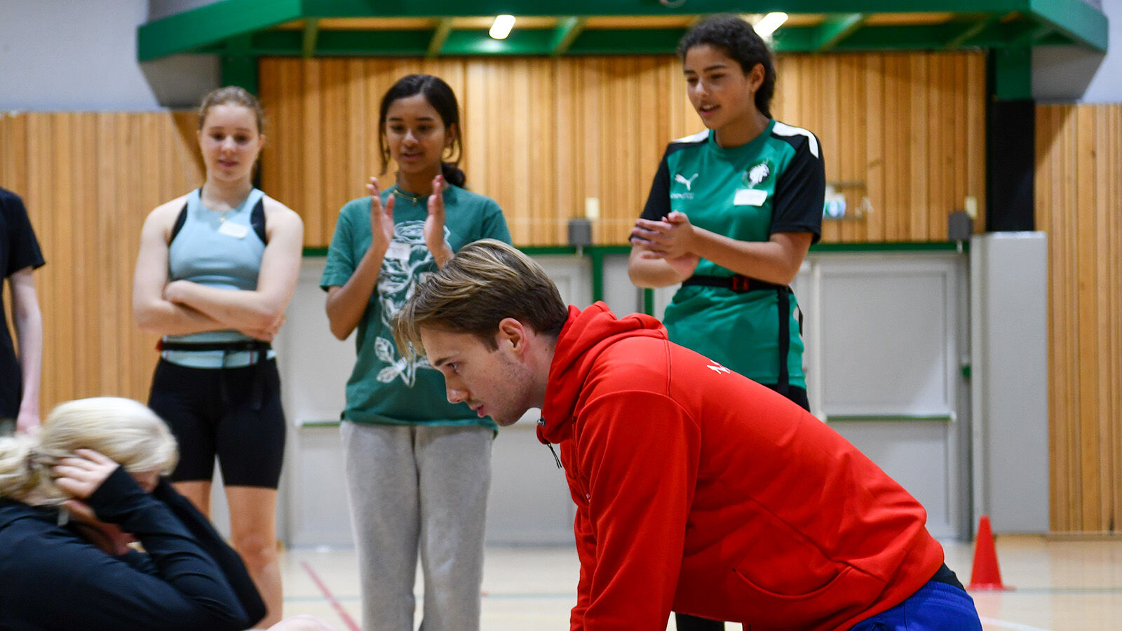 Bildet kan inneholde: sportsklær.