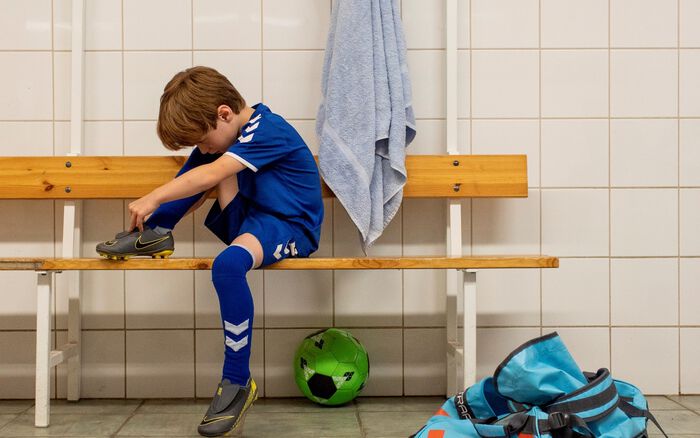 Fotballgutt som er lei seg i garderoben